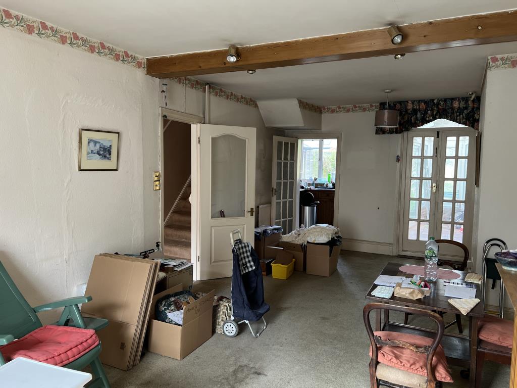 Lot: 19 - SEMI-DETACHED HOUSE WITH STRUCTURAL ISSUES - Living room looking towards dining area and kitchen